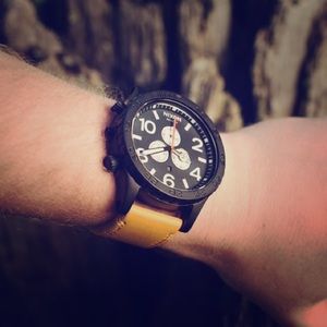 *RARE* NIXON 51-30 CHRONO LEATHER
BLACK/GOLDENROD